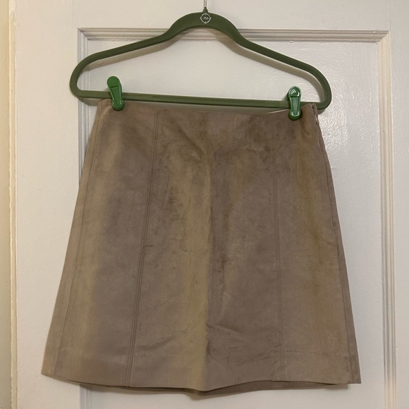 Brand new beige Babaton Aritzia skirt, size 10